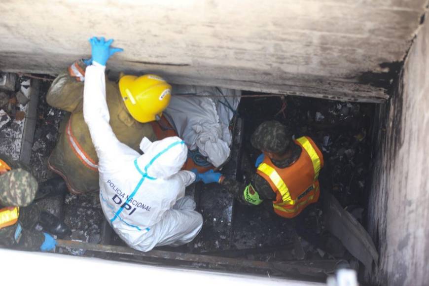 Retiran cadáveres de las cinco víctimas del incendio en Ciudad Lempira