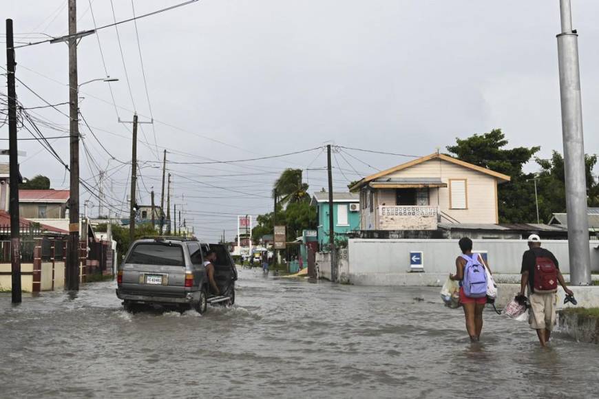 Inundaciones, casas sin techos y sin energía eléctrica dejó Lisa a su paso por Belice