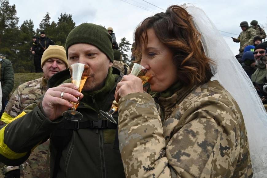 ¡Amor en medio de la guerra! Soldados ucranianos se casan mientras combaten a Rusia