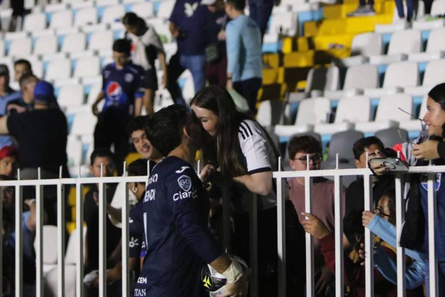 Beso de Auzmendi a aficionada y el niño que debutó con el Motagua