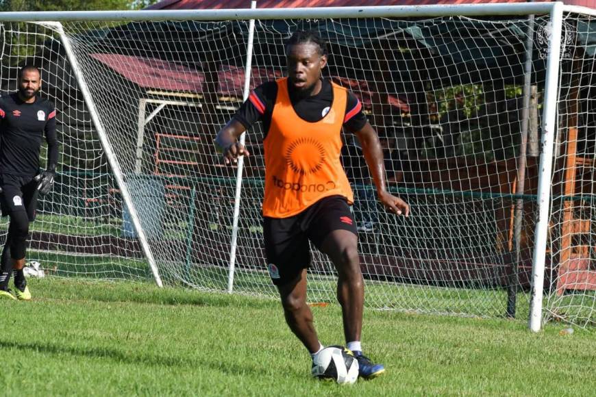 Alberth Elis sorprende a jugadores del Olimpia en Houston