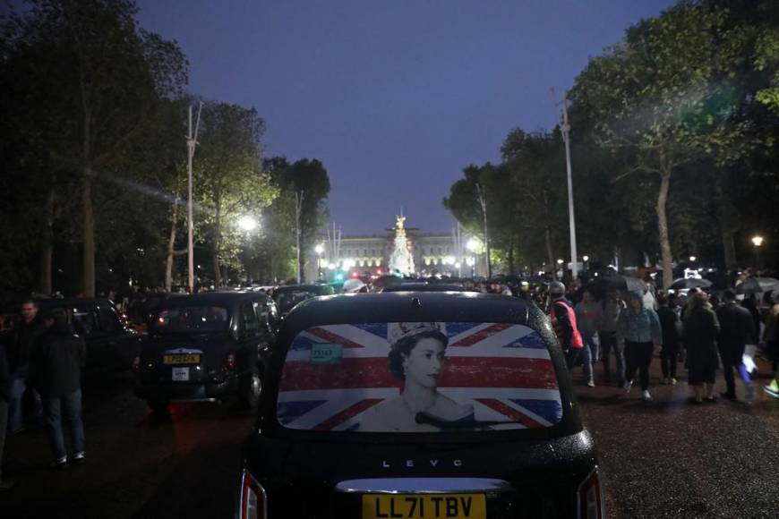 Lágrimas, silencio y el himno “God save the Queen” frente al palacio de Buckingham tras muerte de Isabel II