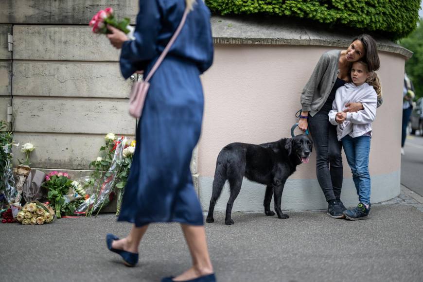 Fanáticos de Tina Turner dejan flores y velas frente a su casa en Suiza