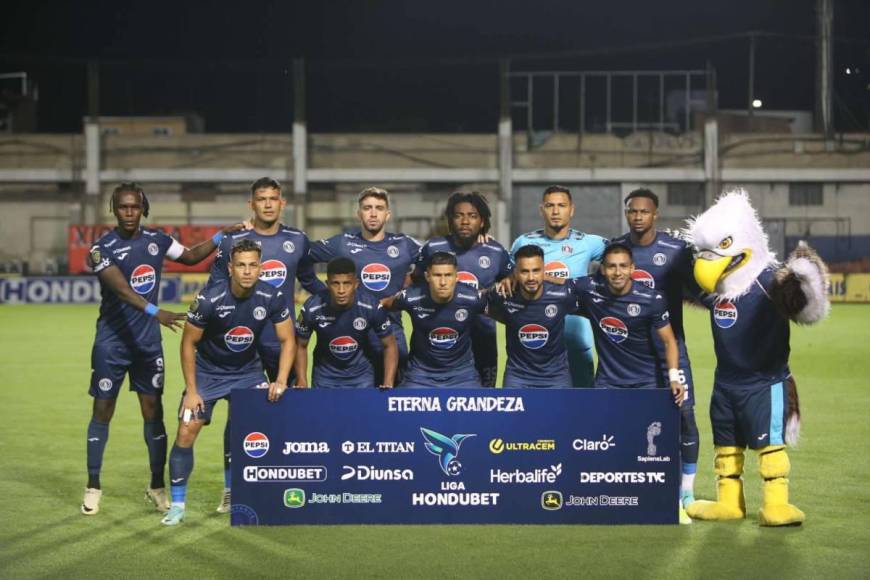 Beso de Auzmendi a aficionada y el niño que debutó con el Motagua