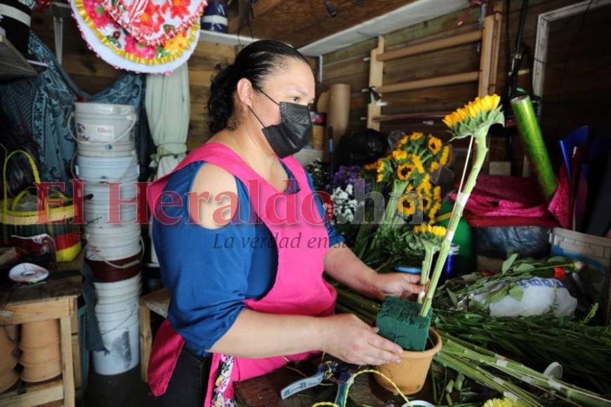 La capital se llena de flores y obsequios para mamá (Fotos)