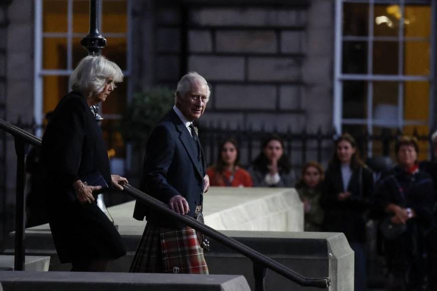 Los británicos comienzan a despedirse de Isabel II en Edimburgo