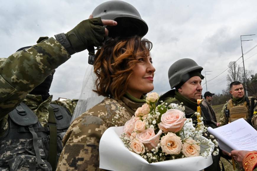 ¡Amor en medio de la guerra! Soldados ucranianos se casan mientras combaten a Rusia