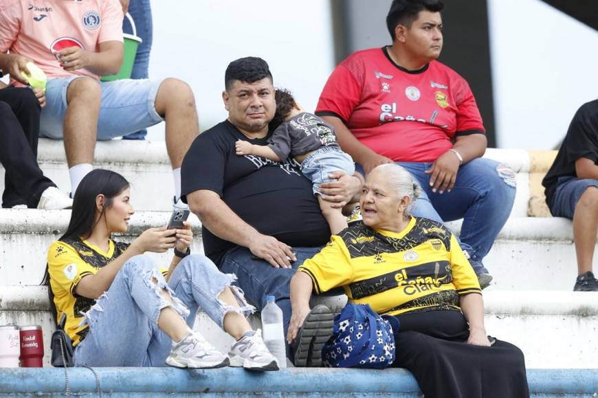 Belleza y pasión por sus equipos: el ambiente en el Real España vs Motagua