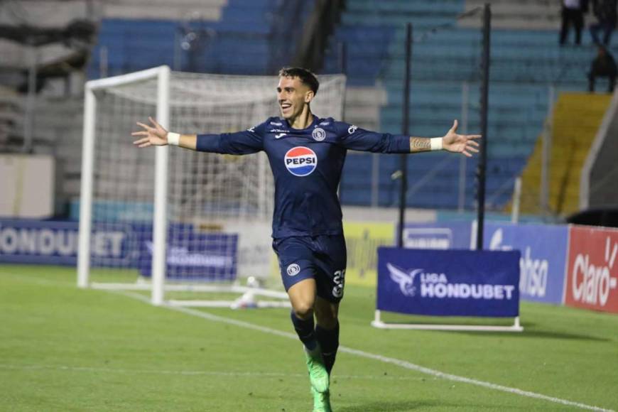 Beso de Auzmendi a aficionada y el niño que debutó con el Motagua