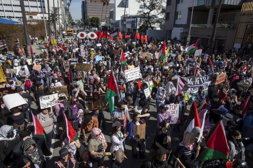 Piden por los niños en Palestina afuera del teatro Dolby de Los Ángeles