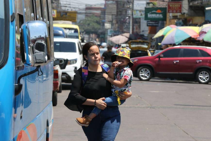 Semana Santa: veraneantes abarrotan terminales de buses y abandonan Tegucigalpa