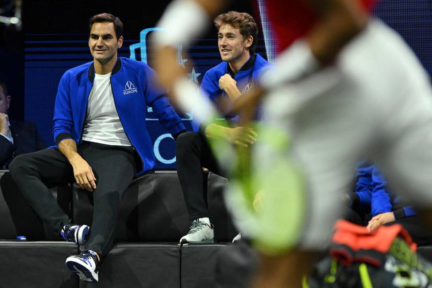 El rey se despidió como un caballero: Federer se enfrentó a su último juego acompañado de Nadal, su eterno rival