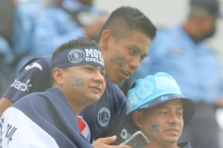 Largas filas para ingresar y con los elencos en el estadio: así es el ambiente que estremece el Carlos Miranda