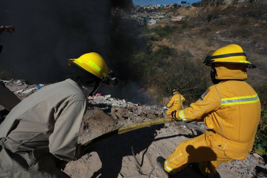 Las impactantes imágenes que dejó el incendio de una zacatera en la capital