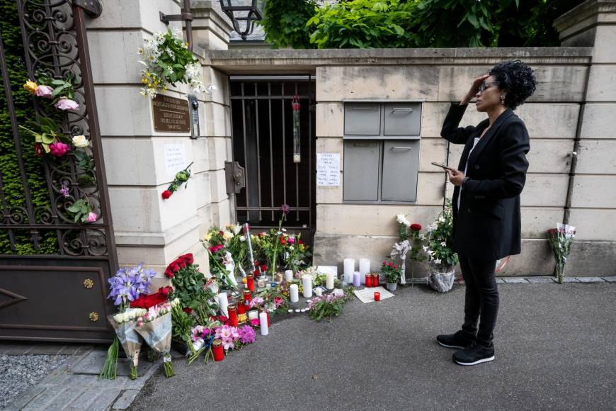 Fanáticos de Tina Turner dejan flores y velas frente a su casa en Suiza