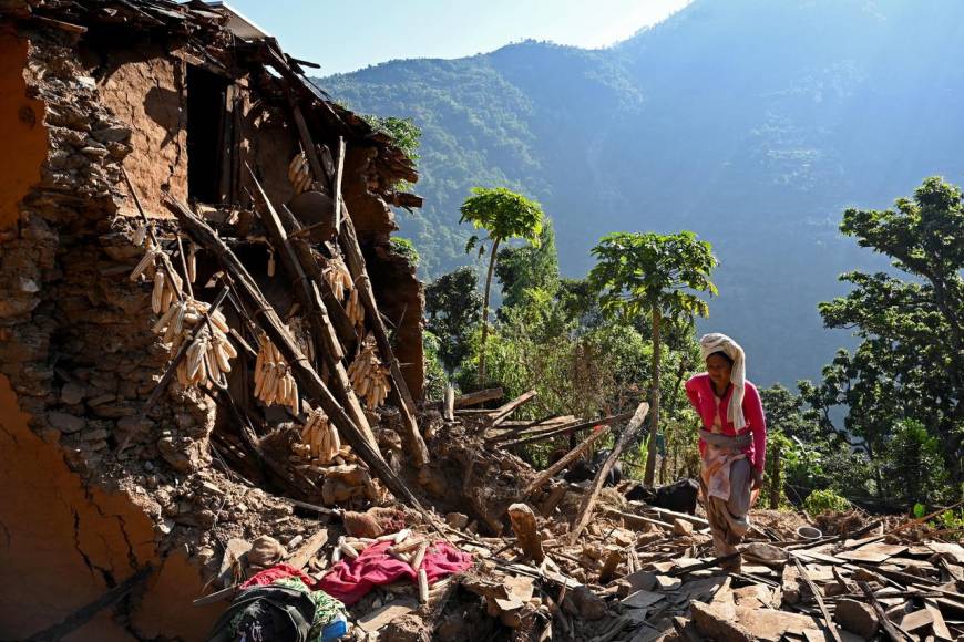 Chiuri, la aldea destruida por el sismo en Nepal, despide sus muertos