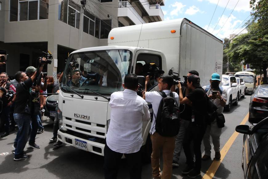 Subido en un camión lleno de evidencias llegó Marlon Ochoa al Ministerio Público