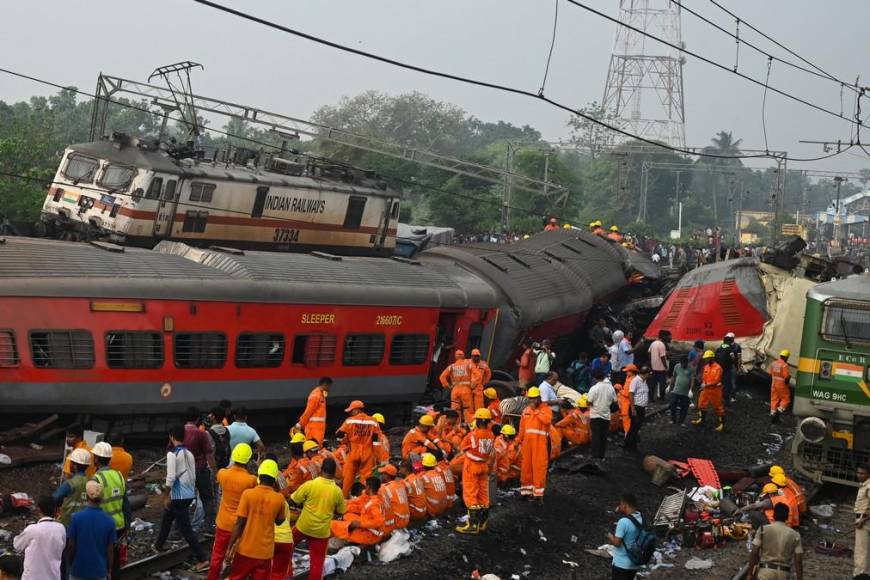 Las impactantes imágenes de los vagones destrozados y cadáveres junto a las vías tras accidente de trenes en India