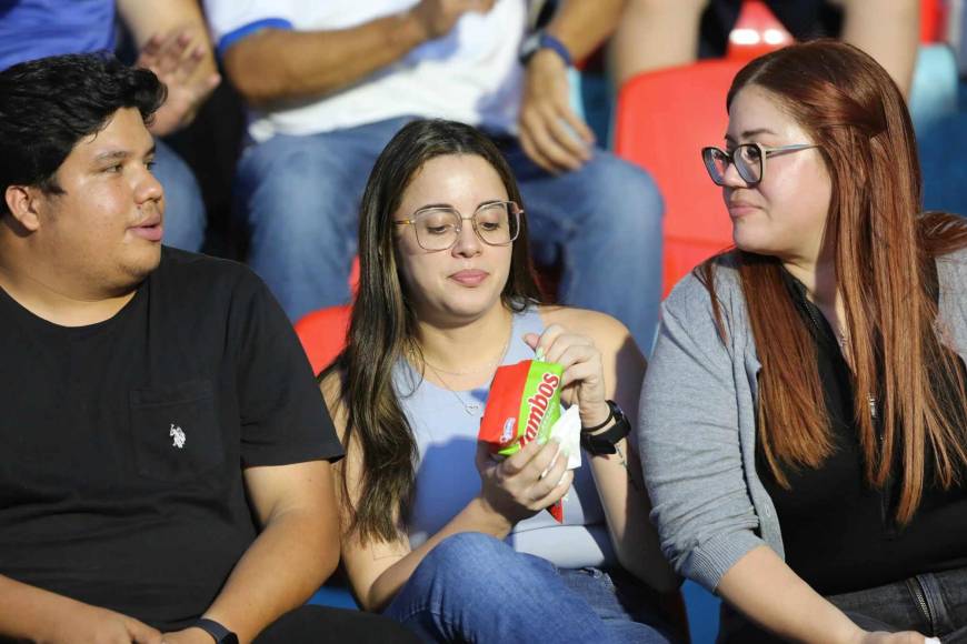 ¡Hermosas! Las bellas damas que engalanan la previa del Honduras vs Trinidad y Tobago