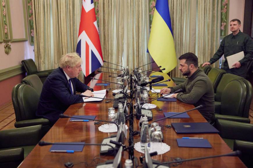 Johnson y Zelensky dieron un paseo por Kiev, la ciudad atacada por Rusia