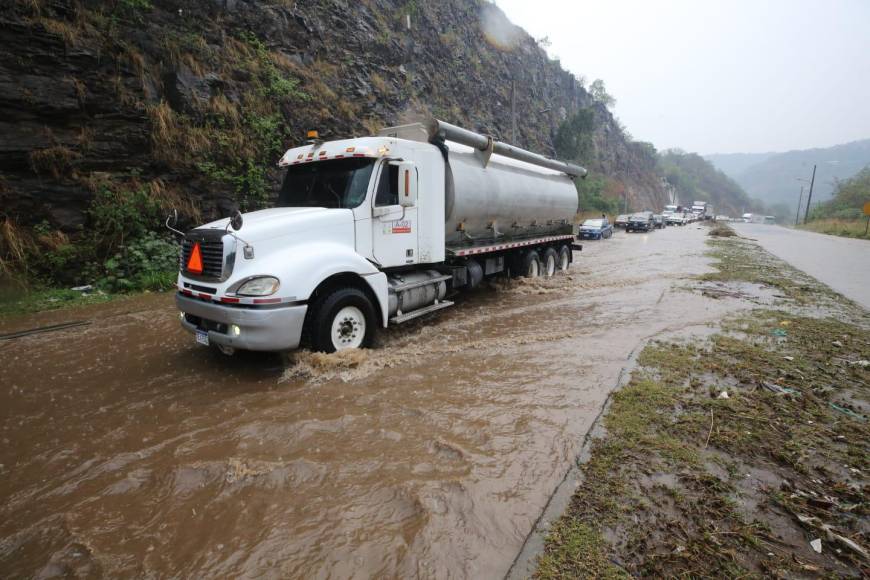 Tráfico e inundaciones dejó lluvia que azotó la capital