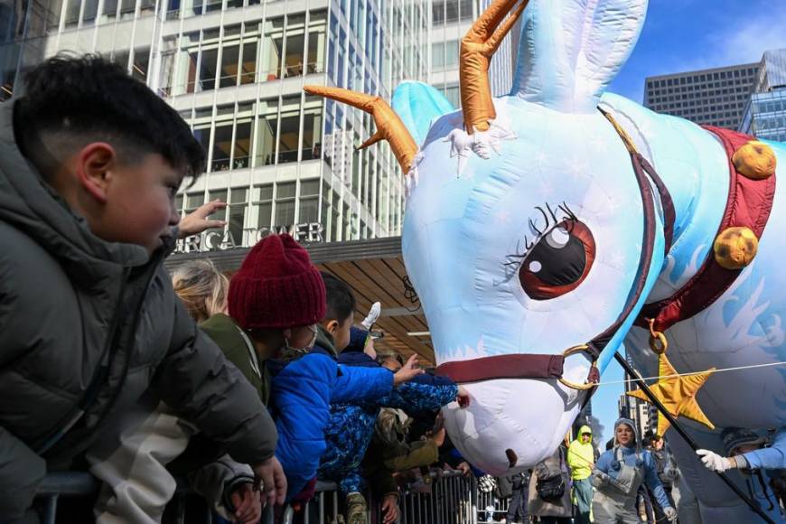 Con globos gigantes y Pikachu celebran el desfile de Thanksgiving de Macy’s