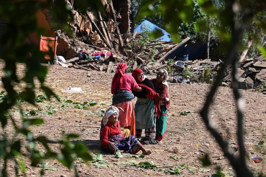 Chiuri, la aldea destruida por el sismo en Nepal, despide sus muertos