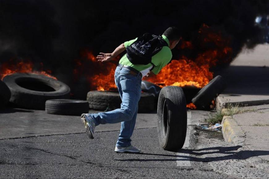 “Que nos paguen, que nos paguen” exigen en protesta empleados del Sanaa