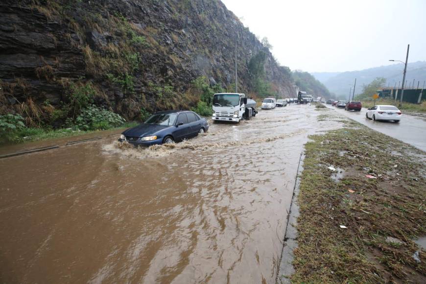 Tráfico e inundaciones dejó lluvia que azotó la capital