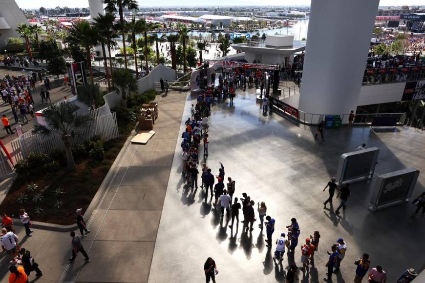 Color, cuernos y rayas: Ambientazo previo al Super Bowl LVI