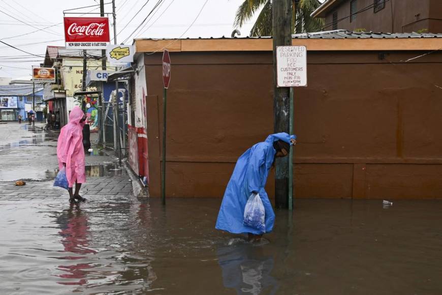 Inundaciones, casas sin techos y sin energía eléctrica dejó Lisa a su paso por Belice