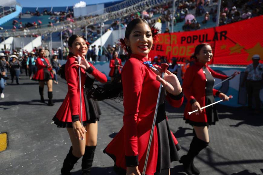 Bellas palillonas resaltan desde tempranas horas en desfiles de la capital