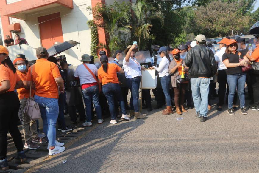 “No más mafias”: Sindicalistas despedidos y colectivos de Libre en Hondutel se mantienen en protesta