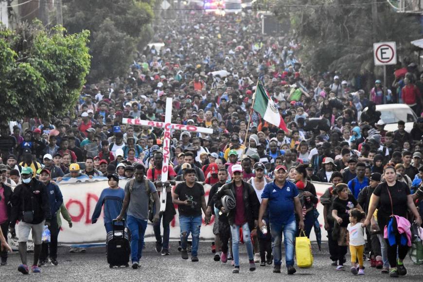 ”No tenemos de otra”: caravana migrante sigue su camino por México