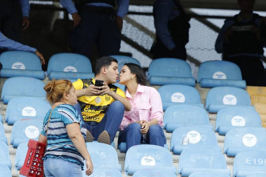 Belleza y pasión por sus equipos: el ambiente en el Real España vs Motagua