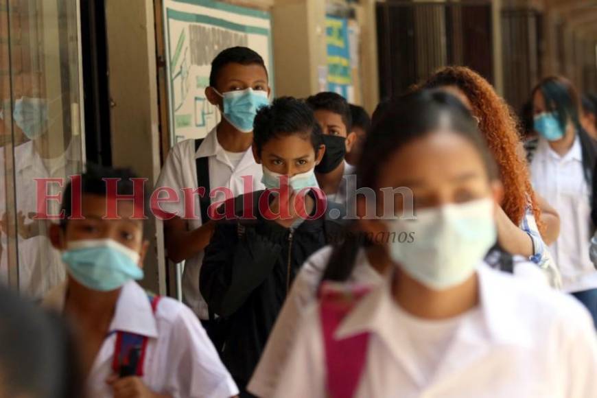 Colegiales vuelven a lucir su uniforme en el retorno a clases en la capital (Fotos)