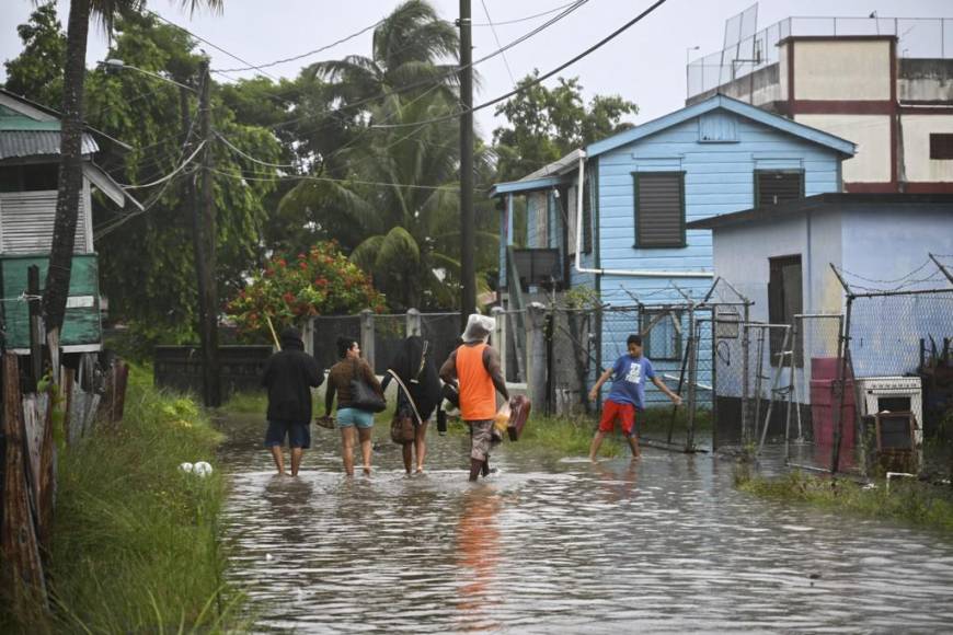 Inundaciones, casas sin techos y sin energía eléctrica dejó Lisa a su paso por Belice