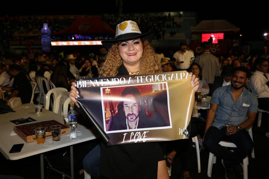 El Buki enamora a Honduras con romántico concierto en Tegucigalpa