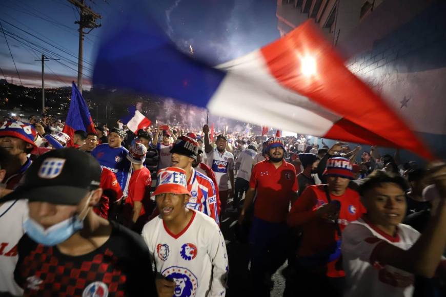 La Ultra Fiel llega con bombos al Nacional para la final de ida de la Concacaf League