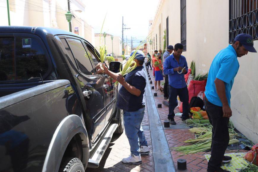 Familias enteras reviven en Comayagua tradicional venta de palmas previo a Domingo de Ramos