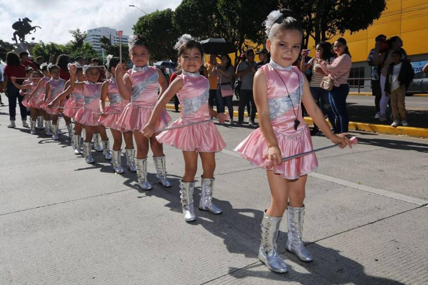 Tiernas y coloridas: las pequeñas palillonas que engalanan desfiles de prebásica en la capital