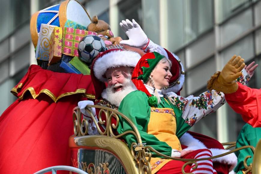 Con globos gigantes y Pikachu celebran el desfile de Thanksgiving de Macy’s