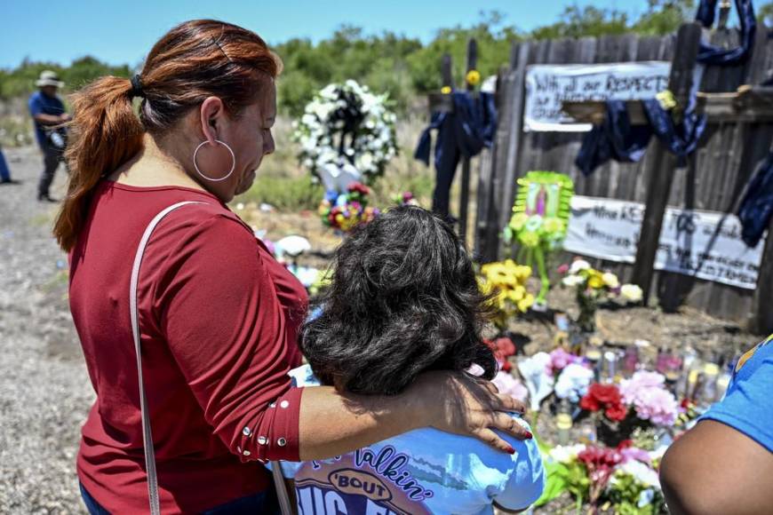 Altares, veladoras y oraciones, así rinden homenaje a migrantes que murieron en tráiler en Texas