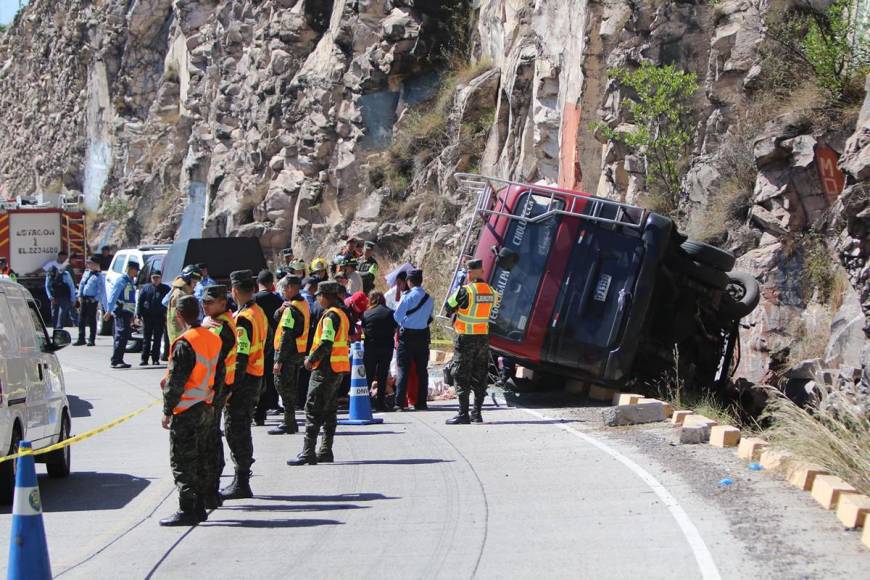 ¿Exceso de velocidad? Cuatro muertos y pérdida total de bus en carretera al sur