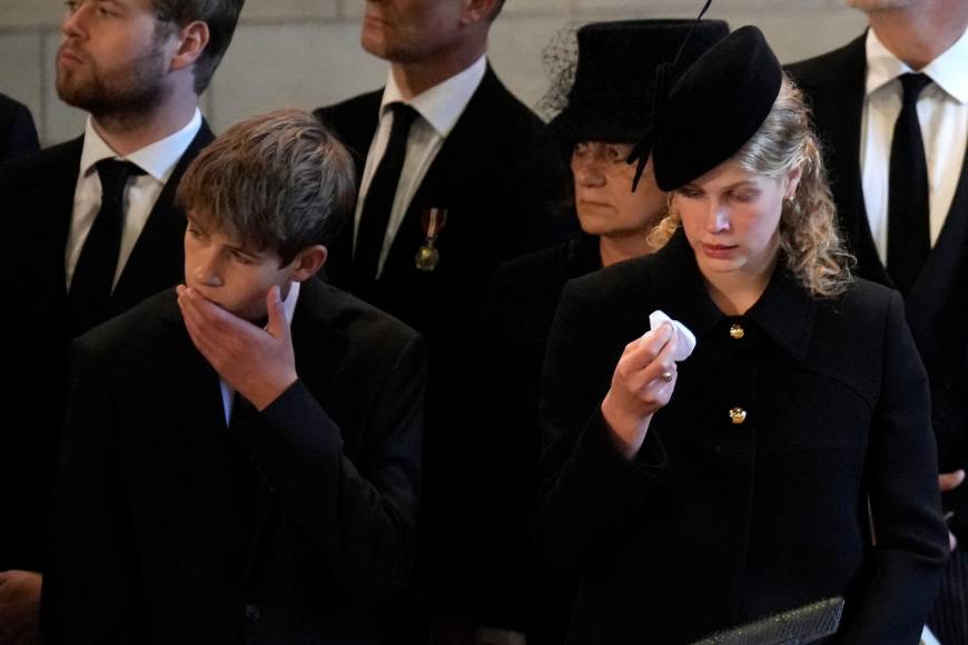 Los rostros de la familia real en el inicio del funeral de la reina Isabel en Londres