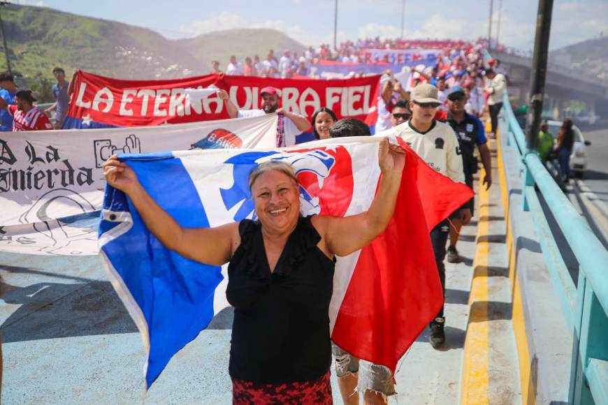 Olimpia - Motagua: ¡Ambientazo! Llegada de la Ultra Fiel al Estadio Nacional para el clásico