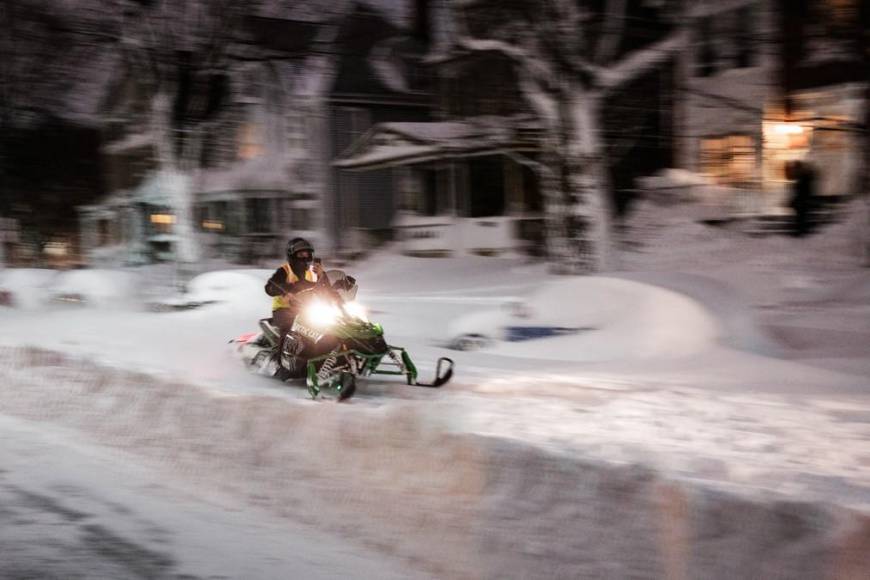 Bajo metros de nieve, Buffalo sufre los estragos de la tormenta invernal del siglo