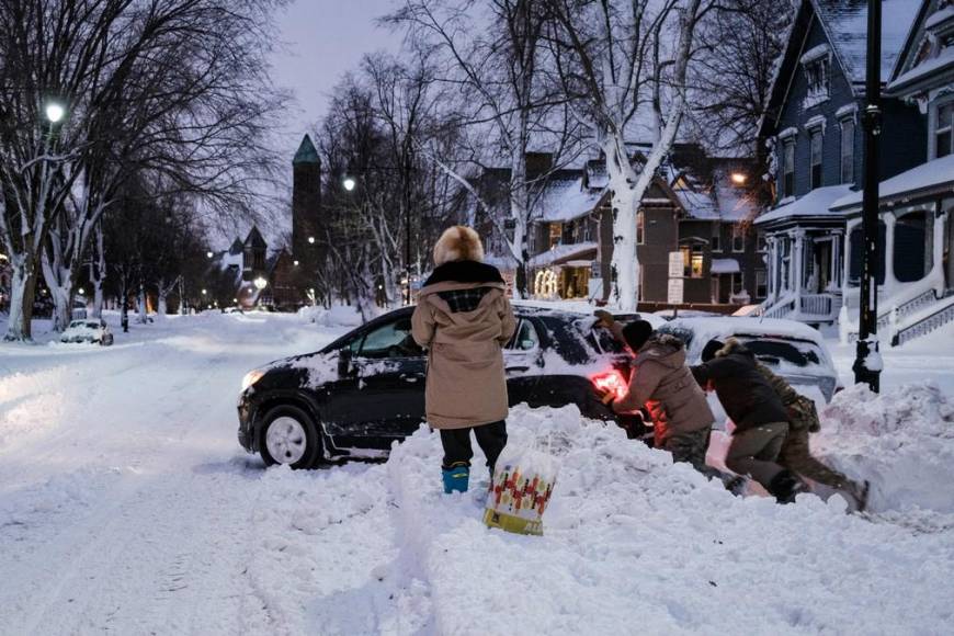 Bajo metros de nieve, Buffalo sufre los estragos de la tormenta invernal del siglo