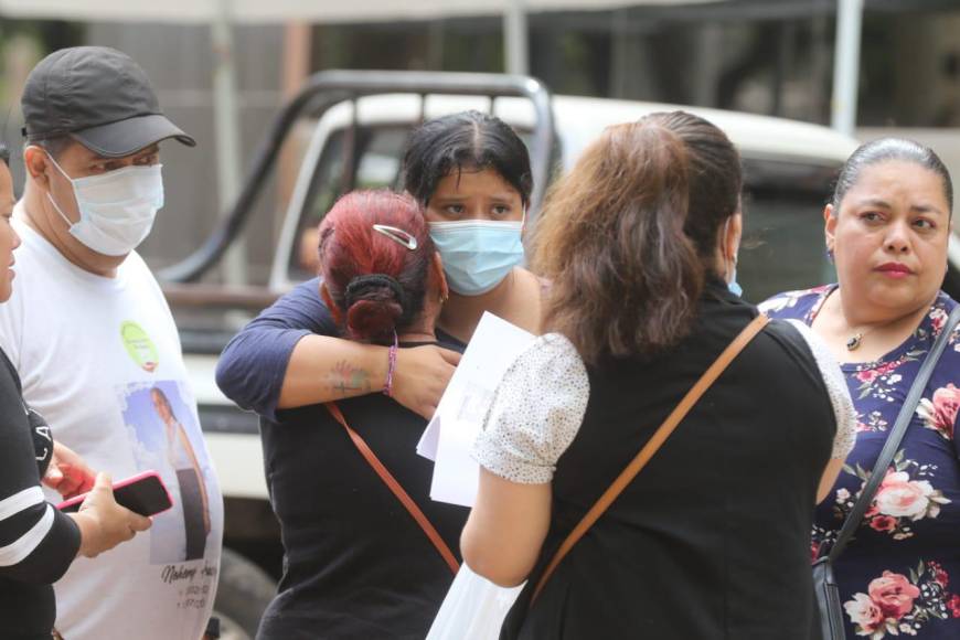 Desgarradoras fotos: la dolorosa entrega de cuerpos a los familiares de las víctimas de la matanza en PNFAS