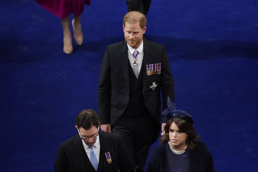 Solo y con una sonrisa: así asistió el príncipe Harry a la coronación de Carlos III